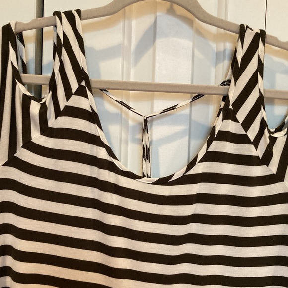 Cold shoulder top. Size M. - Picture 8 of 11